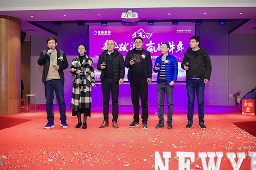 表演和抽獎結(jié)束，敬酒！之后是晚宴時間。