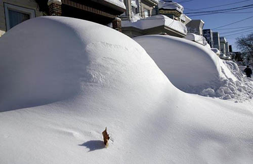 罕見暴風(fēng)雪，汽車已經(jīng)被大雪掩蓋